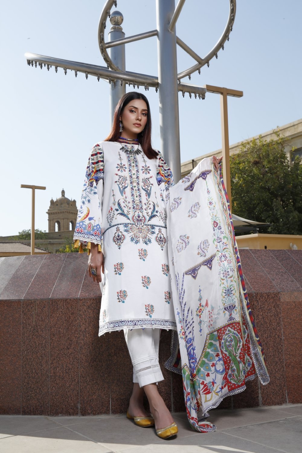 3Pc Embroidered Lawn suit