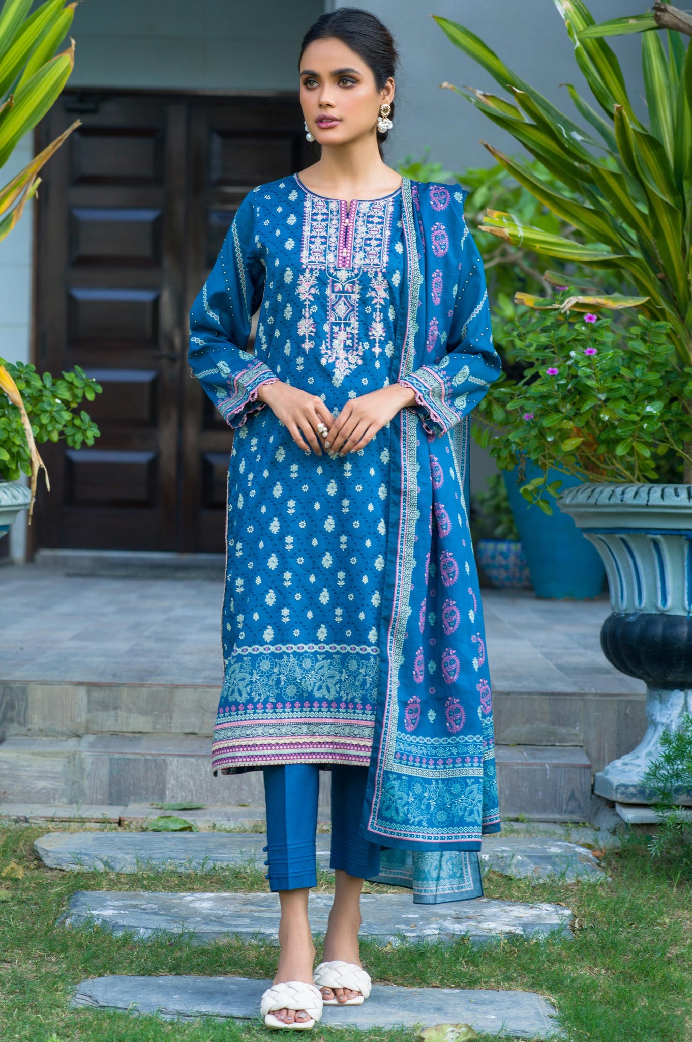 Zeen 3 Piece Embroidered Lawn Suit